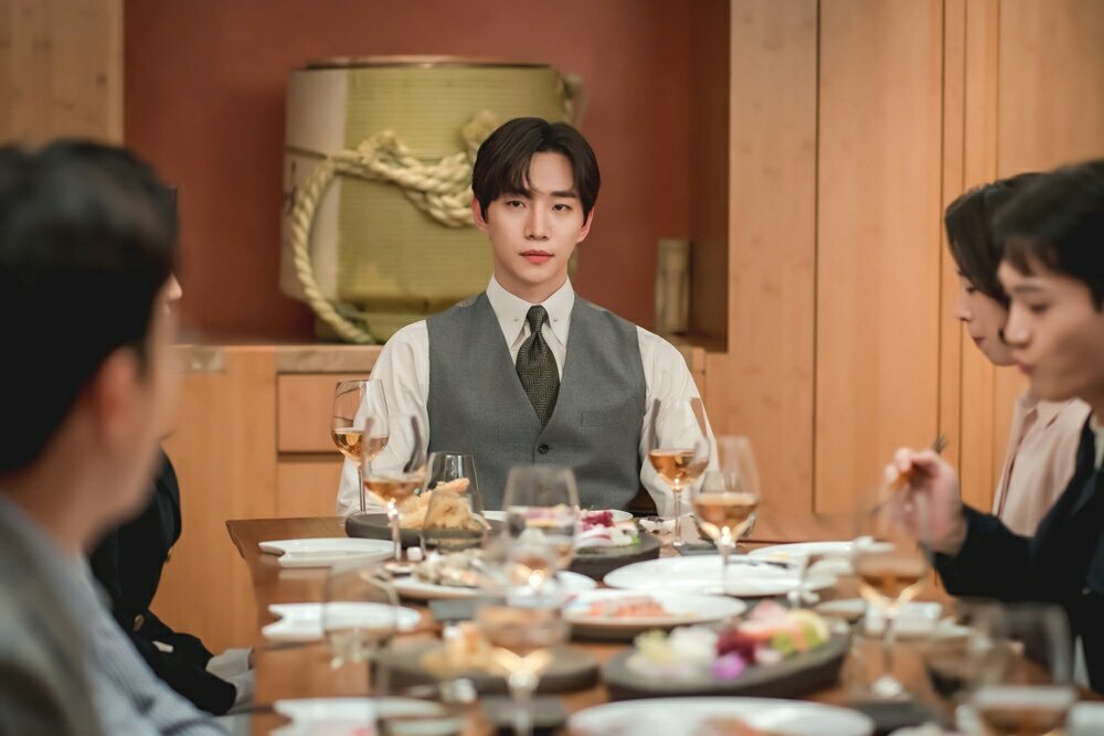 Still cut drama JTBC #KingTheLand : #LeeJunHo  

Tayang 17 Juni (Netflix)