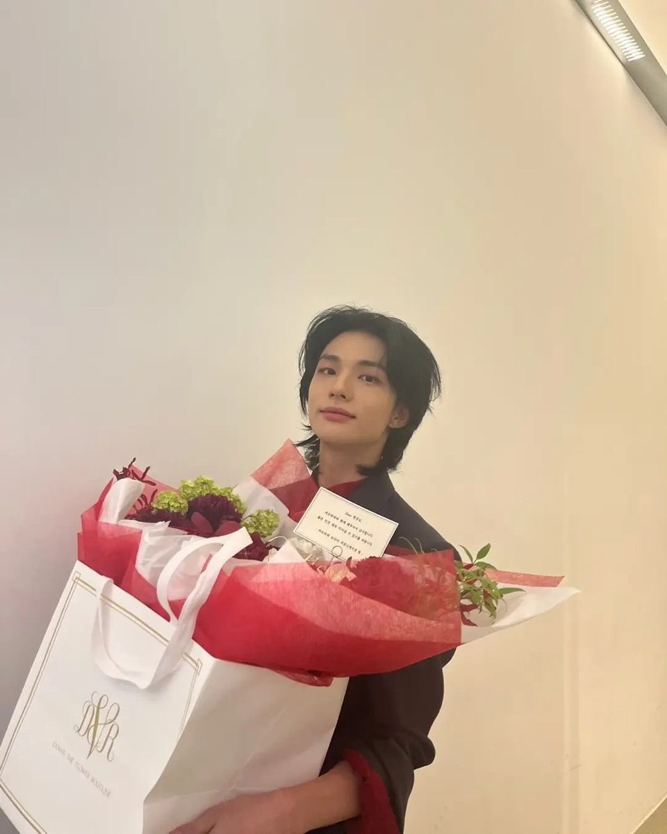 HHJCentral's tweet photo. HYUNJIN IS PART OF THE CARTIER FAMILY 😭 
🔗: https://t.co/CNiupXefiH https://t.co/vv3HHpOH8M