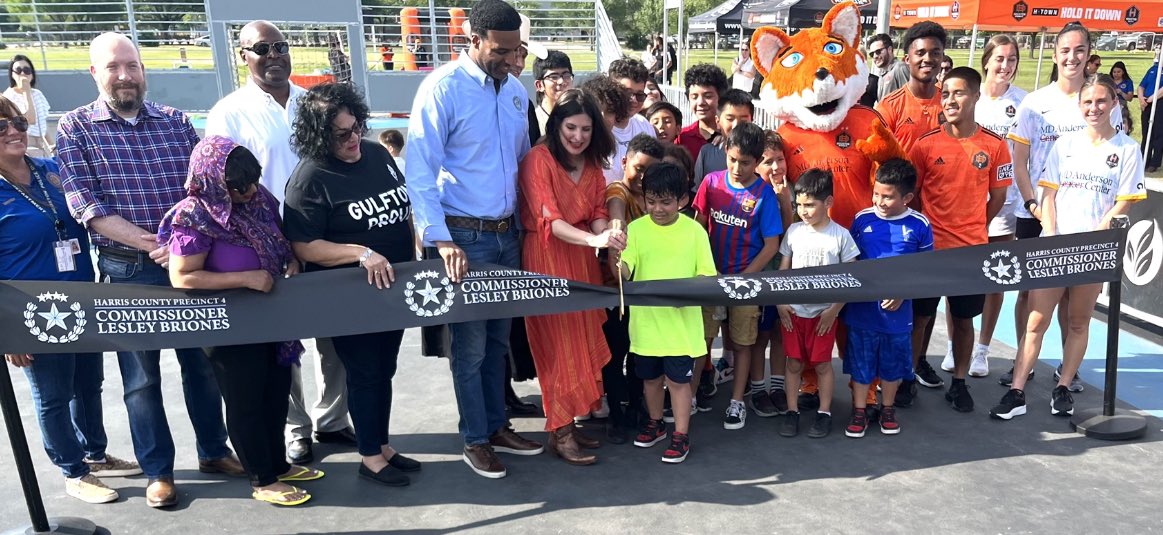 Aspiring ⚽️ stars &amp; <a href="/HoustonDynamo/">Houston Dynamo FC</a> &amp; <a href="/HoustonDash/">Houston Dash</a> pro players joined Commissioner <a href="/LesleyBrionesTX/">Lesley Briones</a> &amp; Council Member <a href="/PollardforHTX/">Edward Pollard</a>, <a href="/GulftonMD/">Gulfton Management District</a> Chair Tammy Rodriquez and <a href="/HPARD/">HPARD</a> Dir. Kenneth Allen on Tuesday to officially open top-notch soccer facilities at Burnett-Bayland Park.