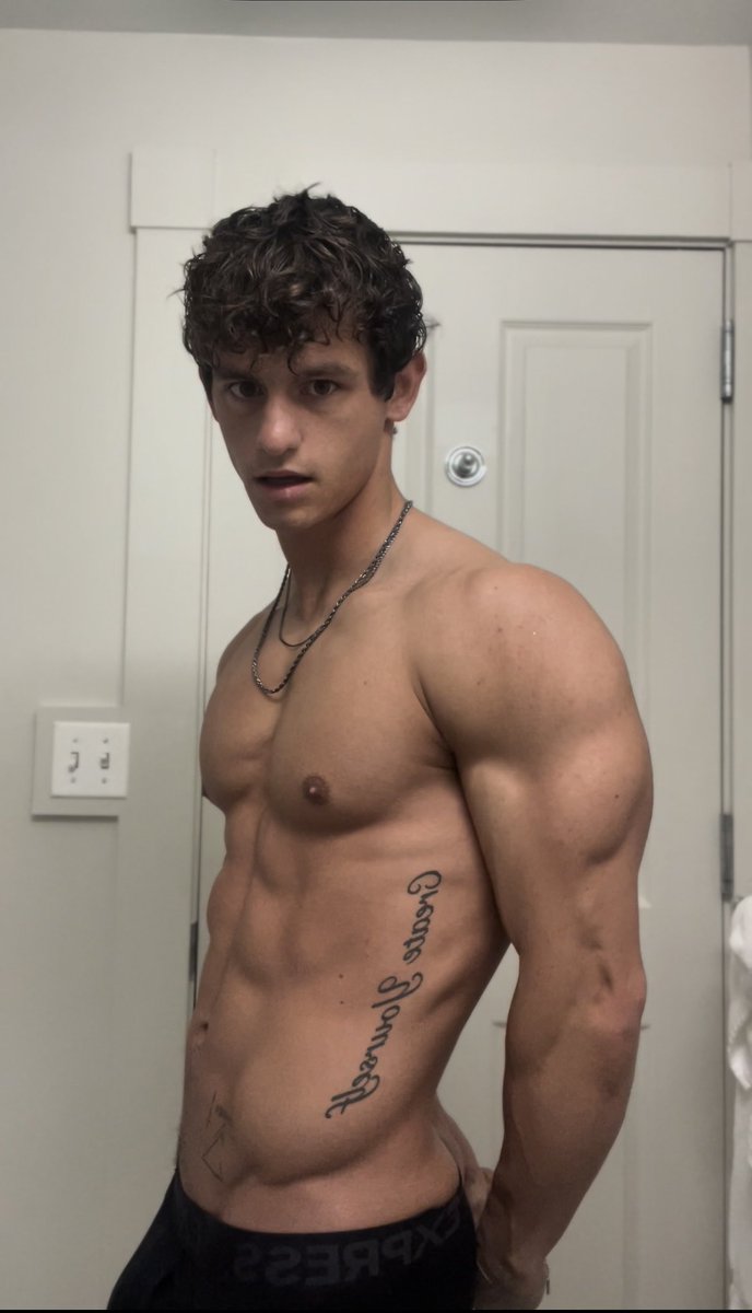 Mattycaron on Twitter: "How my posing"