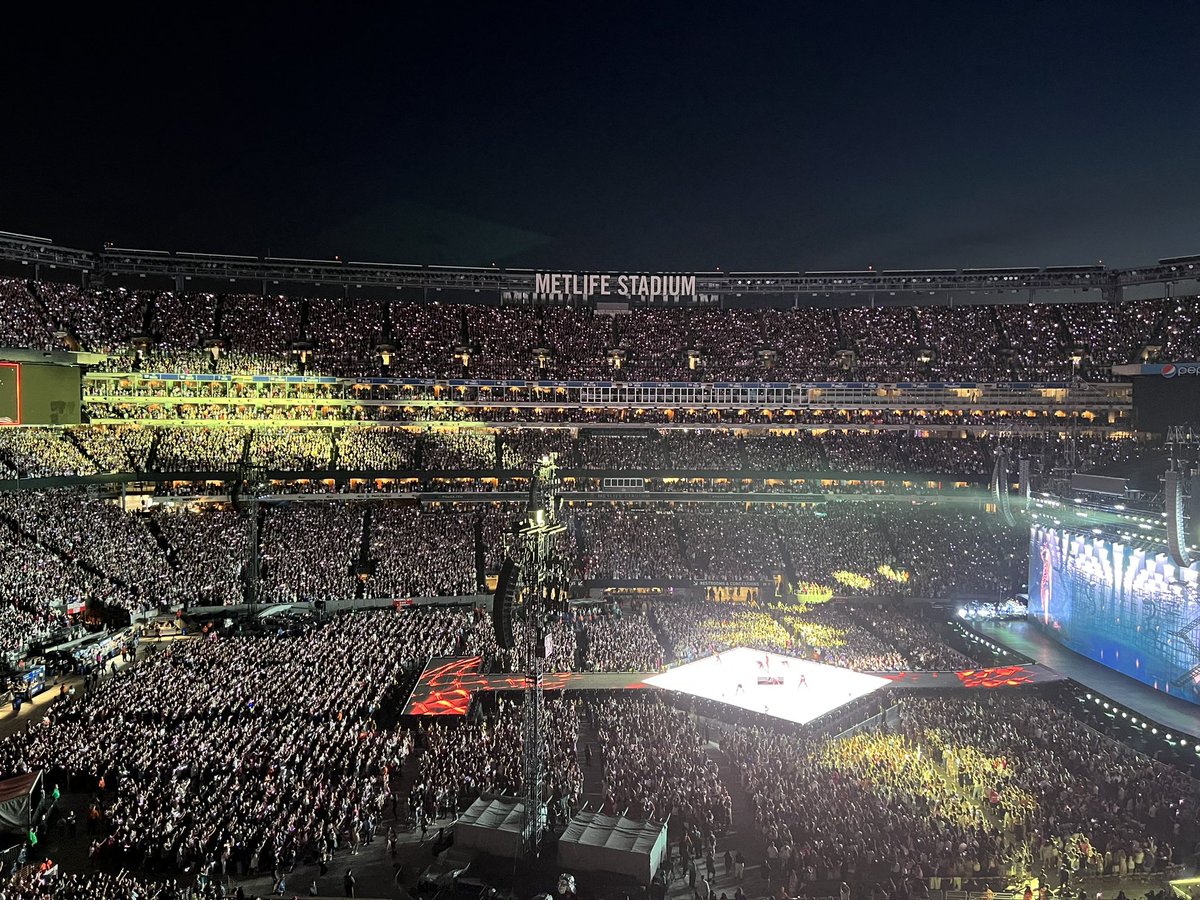 I’ve never seen <a href="/MetLifeStadium/">MetLife Stadium</a> this packed!!! Congrats Taylor Swift