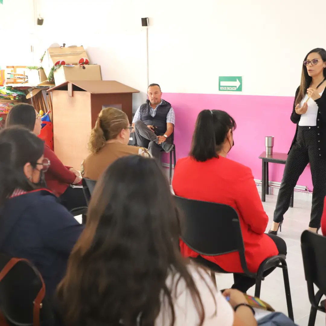 DIF_Pachuca's tweet photo. Para complementar el conocimiento ✨👌🏽 de respuesta ante situaciones de violencia familiar, nuestro personal que integra la Unidad de Primer Contacto #UPC, brindó la plática 👩🏻🏫 de Protocolos de Atención, al personal a cargo de nuestros #CAICs.
#AvanzandoEnFamilia
#DIFPachuca https://t.co/sSEnaZ3GRr