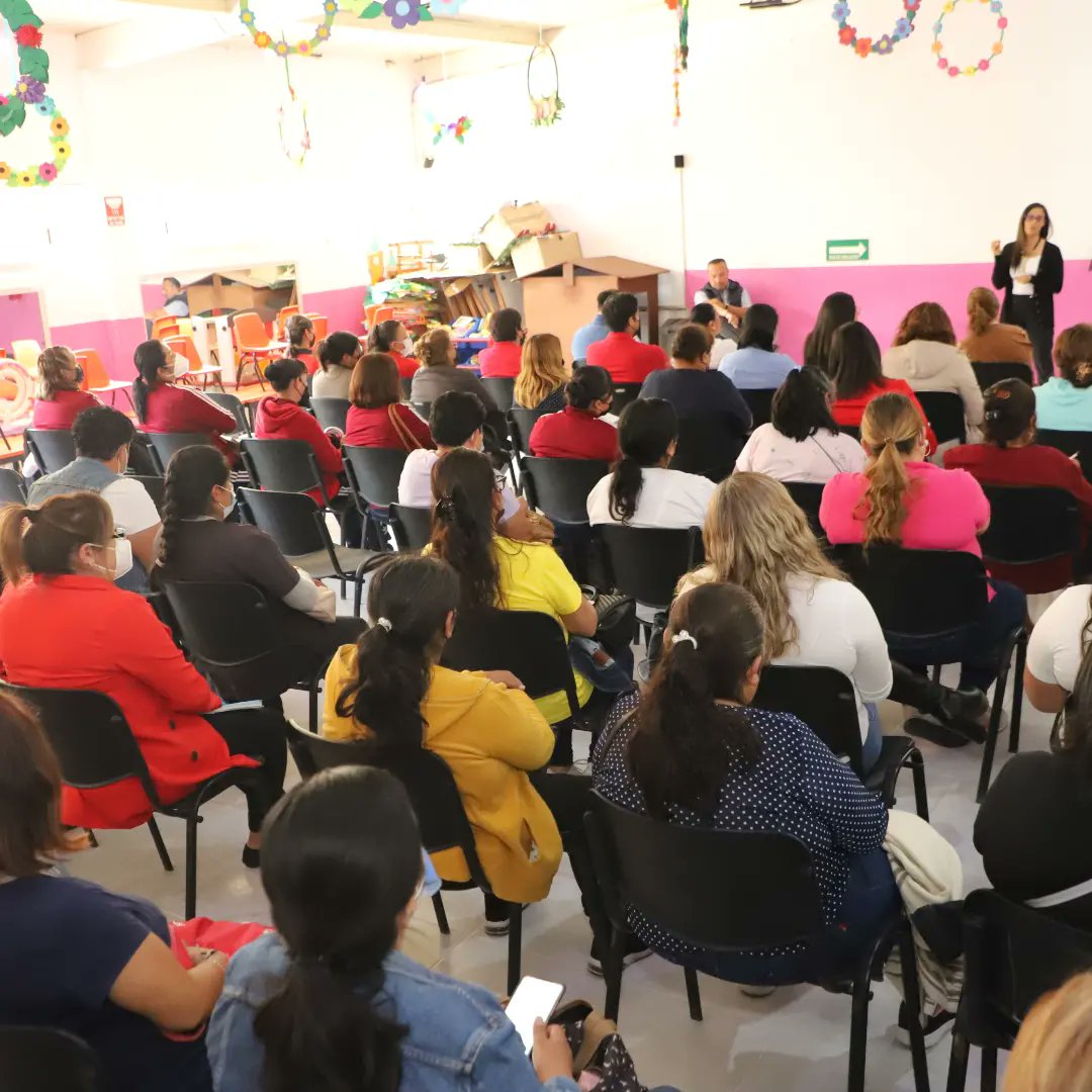 DIF_Pachuca's tweet photo. Para complementar el conocimiento ✨👌🏽 de respuesta ante situaciones de violencia familiar, nuestro personal que integra la Unidad de Primer Contacto #UPC, brindó la plática 👩🏻🏫 de Protocolos de Atención, al personal a cargo de nuestros #CAICs.
#AvanzandoEnFamilia
#DIFPachuca https://t.co/sSEnaZ3GRr