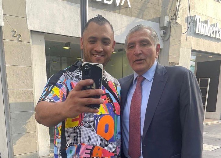 adan_augusto's tweet photo. Siempre que puedo, aprovecho para llegar caminando a Palacio Nacional, especialmente cuando me encuentro en Bucareli.

Más allá del paseo, disfruto la oportunidad de platicar en la calle con muchos compañeros y compañeras que apoyan y defienden la Cuarta Transformación. https://t.co/65t3DlRWyH