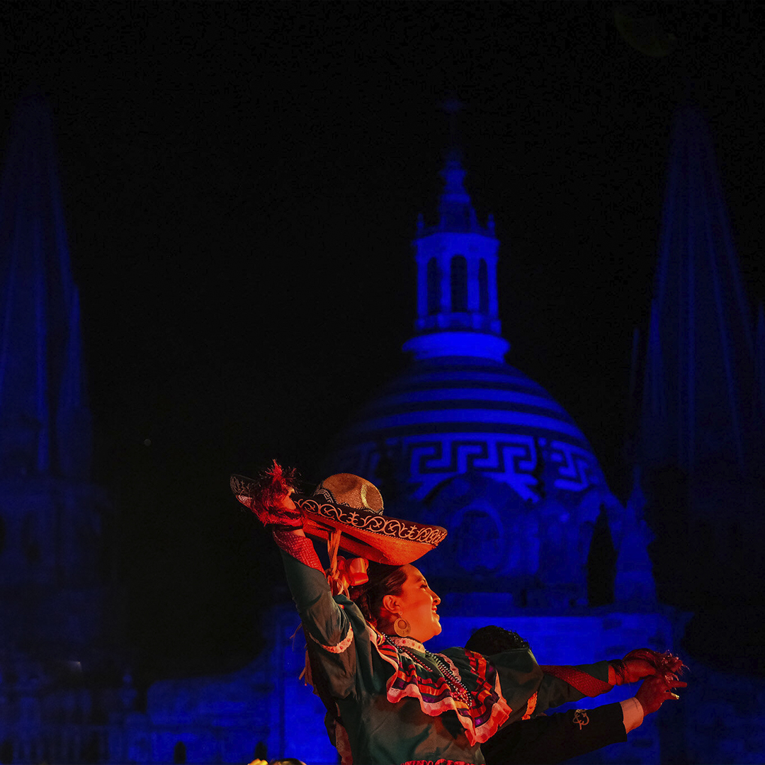 ¡#Guadalajara de noche es un espectáculo de otro mundo! La Perla tapatía se llena de color y vida  bajo el cielo nocturno regalándonos las mejores vistas urbanas. ¿Cuál es tu lugar favorito de nuestra ciudad por la noche? #JaliscoEsMéxico