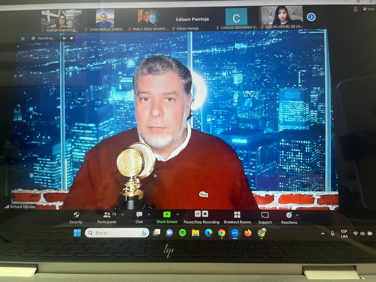 jpaguayb's tweet photo. Una cátedra de lujo. @RichardMendezTV de @ESPNDeportes comparte con los estudiantes de #LenguajeRadial de comunicación en linea @UNEMIEcuador sus experiencias, relatos, vivencias inspiran el quehacer periodístico. @FabGuevara @ces_ec @SimIntegrado https://t.co/TBgYGGp8v0