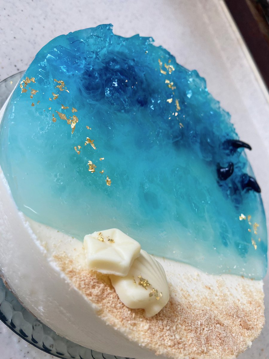 burning_gratin's tweet photo. 🔵AFKチーム遠征S9記念ケーキ🔵

今回は海マップ実装という事で海モチーフのレアチーズケーキを作りました
海にはおそらくどのギルドも乱獲したであろう皆大好きな海T6を添えてます🦈🦈🦈
金フレ取れたので金粉仕様👍

AFKアリーナ民の皆さん、遠征お疲れ様でした！( ͜🎂 ･ω･) ͜🎉 https://t.co/8EHKdFMZKb
