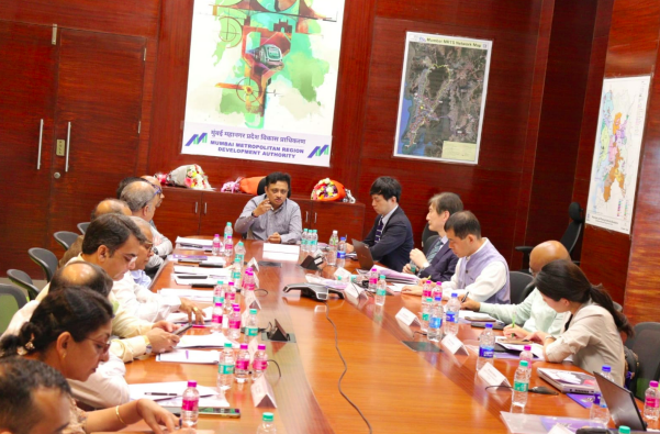 RailAnalysis's tweet photo. #MAHSR Update: #MMRDA holds meeting for station area #development of the selected #bullettrain #stations under #projectSMART
Read more...https://t.co/TlSx9VHwFq
#infrastructure #HSR #MAHSR #NHSRCL #construction #highspeedrail #project https://t.co/ZGHUylogEL