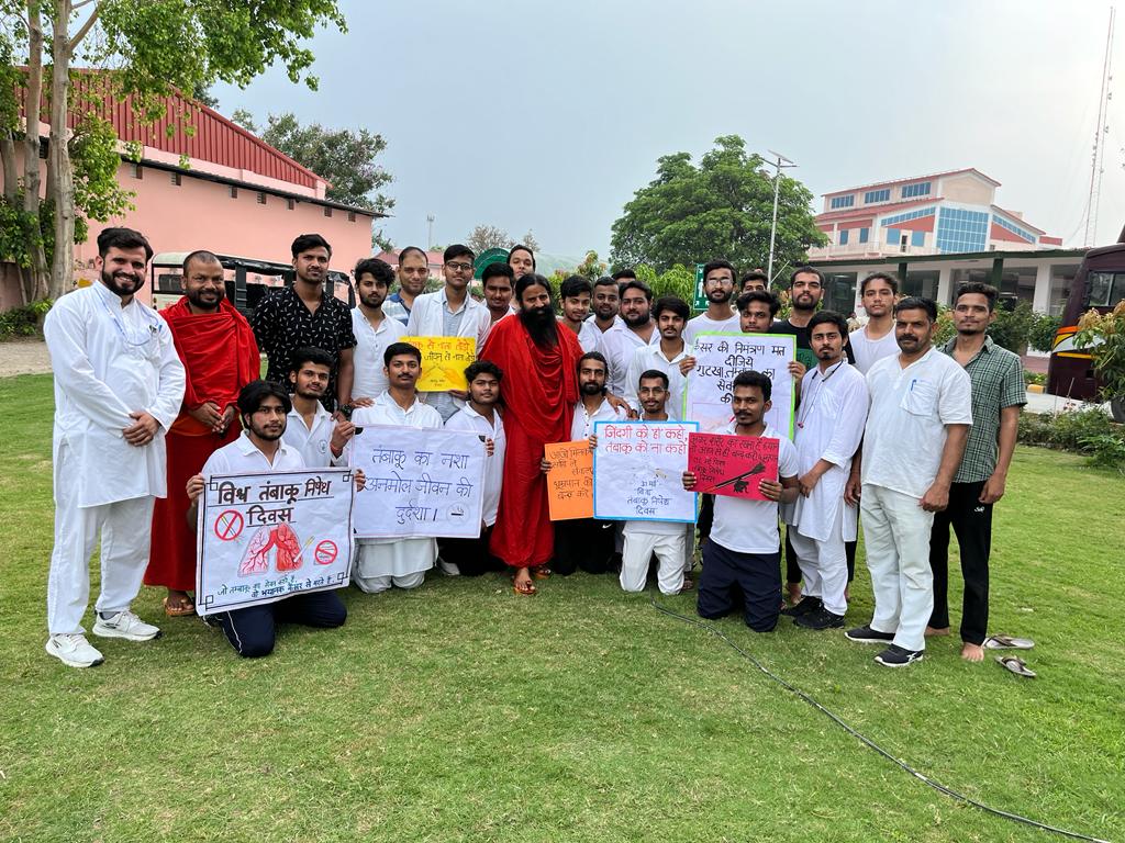 yogrishiramdev's tweet photo. आईये आज हम सब संकल्प ले कि जीवन में कभी भी किसी प्रकार का नशा करके अपने स्वास्थ्य को खराब नहीं करेंगे।
#smoking
#WorldNoTobaccoDay2023
पतंजलि BNYS द्वारा तम्बाकू निषेध दिवस जागरूकता रैली https://t.co/eUno7l6hwv