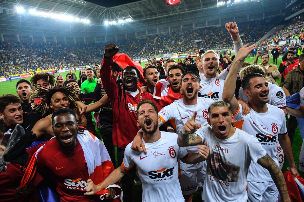 GalatasaraySK's tweet photo. Günaydın #ŞampiyonGalatasaray Ailesi! 💛❤️ https://t.co/6cRDhyLP2T