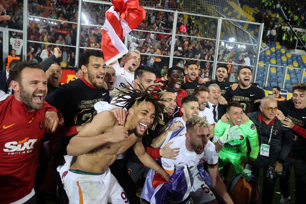 GalatasaraySK's tweet photo. Günaydın #ŞampiyonGalatasaray Ailesi! 💛❤️ https://t.co/6cRDhyLP2T