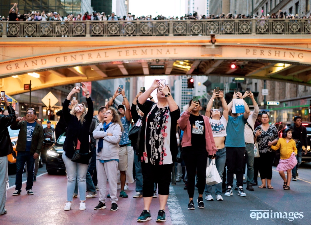 People stand in the middle of 42nd Street to watch the sunset during 'Manhattanhenge', when the sunset aligns with the city's streets, in New York, New York, USA, 30 May 2023. 
📸 EPA / Justin Lane 

#epaimages  #NewYork