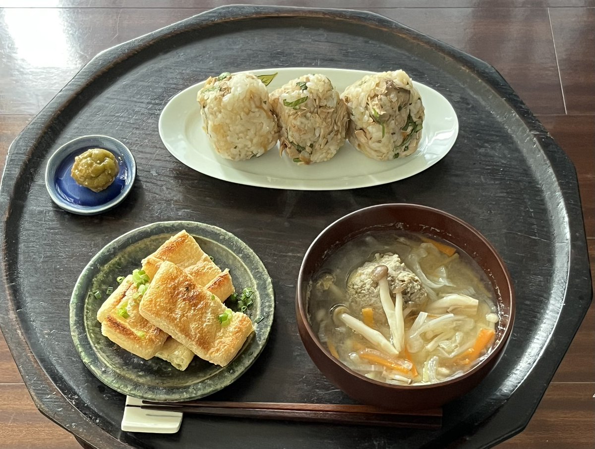 今日のお昼ごはん🍙

鰹飯のお結び
青梅の味噌漬け
お揚げ
鰯のつみれ汁

鰹の生姜煮と青紫蘇で
お結びに。

梅仕事で仕込んだ梅味噌の
副産物の味噌漬け。
良い味です💕

ごちそうさまでした😋