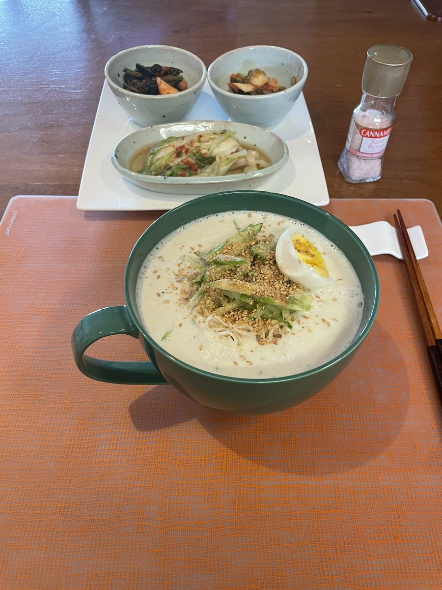 난 콩국수 먹는중