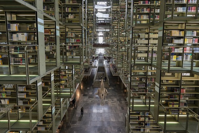 Mexico City'de fütüristik bir kütüphane, daha çok Matrix seti gibi