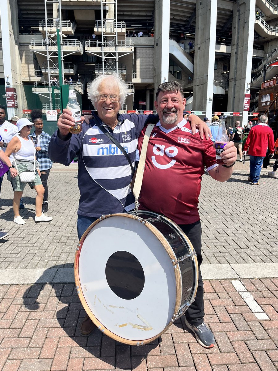 susanwildman137's tweet photo. @SaleSharksRugby @ao This is Colin the drummer, and the wonderful Chris who stepped in to carry the drum to and from Twickenham to the coach #smileofthematch #aoletsgo https://t.co/9yUcQHoyKI
