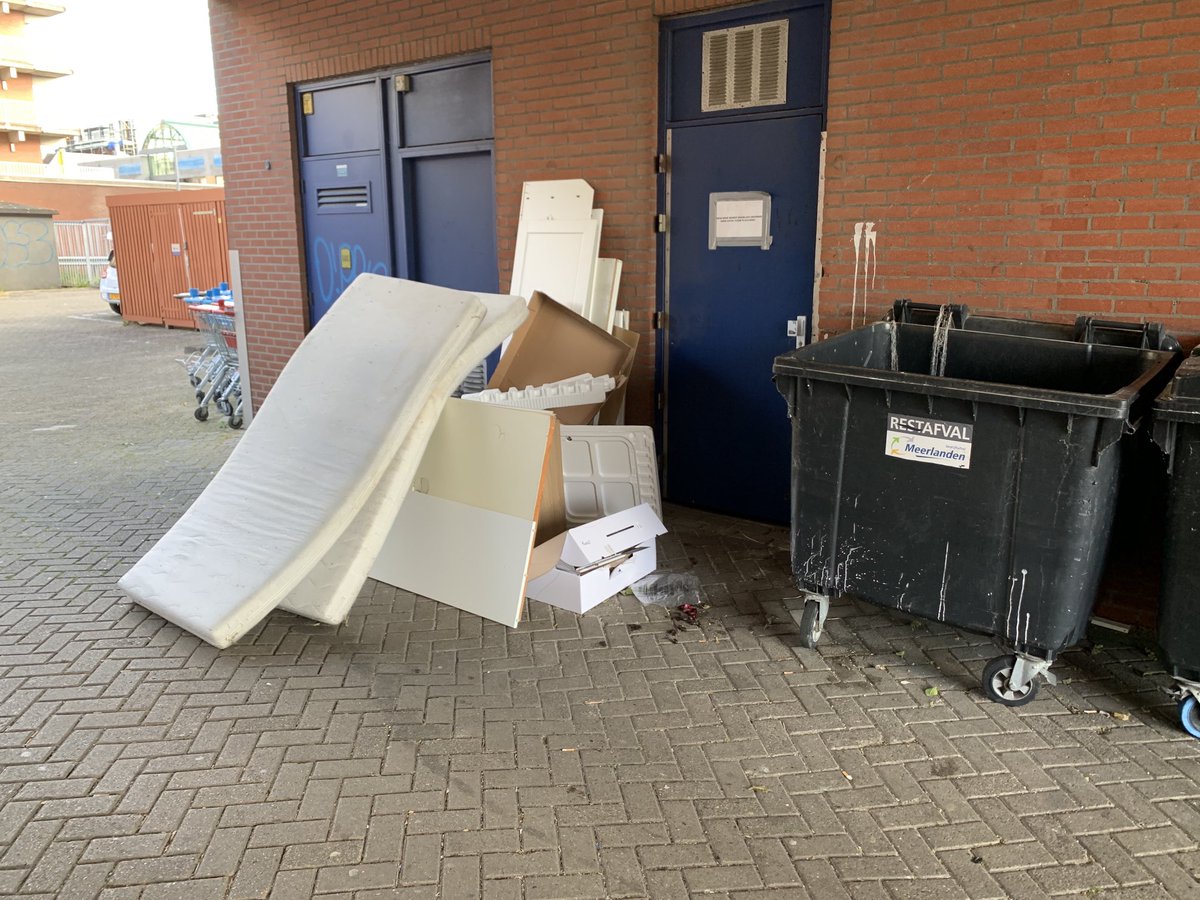 ⁦@Handhavers_HLMR⁩ ⁦<a href="/meerlanden/">Meerlanden</a>⁩ Het is weer raak, ruimen jullie het alsjeblieft weer op? Achter Nieuweweg 63. Bij voorbaat!