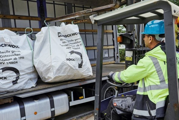 ABZ_News's tweet photo. Auf der #BAU 2023 präsentierte #Rockwool zwei Neuzugänge im Programm der #Putzträgerplatten für #WDV-Systeme. Als "echte Erfolgsstory" erweise sich inzwischen der #Rockcycle-Rücknahmeservice der Deutschen Rockwool für #Baustellenverschnitt ... https://t.co/Nz6CeqL0bm https://t.co/qixmTLgkqK