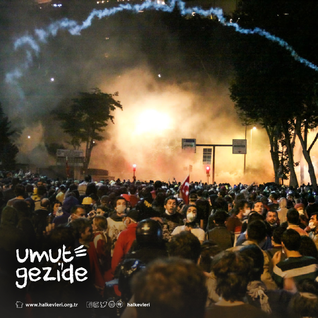 10. yılında umut hala Gezi'de

Gezi, kaldırım taşlarının altında keşfedilen kumsaldır. Özgürlük için omuz omuza direnmektir

 #GeziyiSavunuyoruz 
#Gezi10Yaşında
