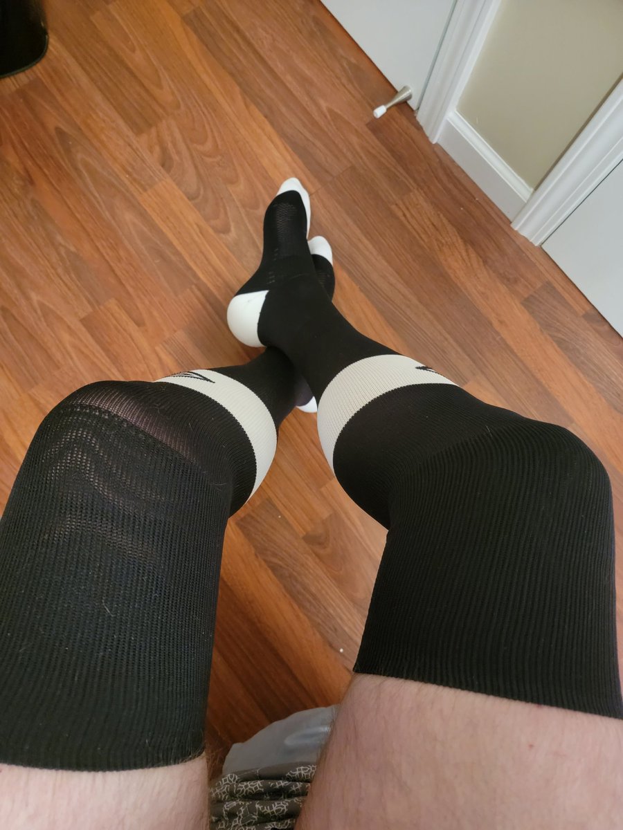 djlj2022's tweet photo. Oh man, the white heels and toes on this pair get me so hard 🥵 https://t.co/dn3SUki42Y