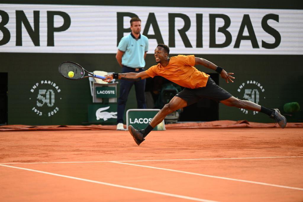 Gael_Monfils's tweet photo. Merci 🧡@rolandgarros 💚 #crowd #energy #emotions #remontada 
📸 : Philippe Montigny / FFT https://t.co/Od4uc8gdUD