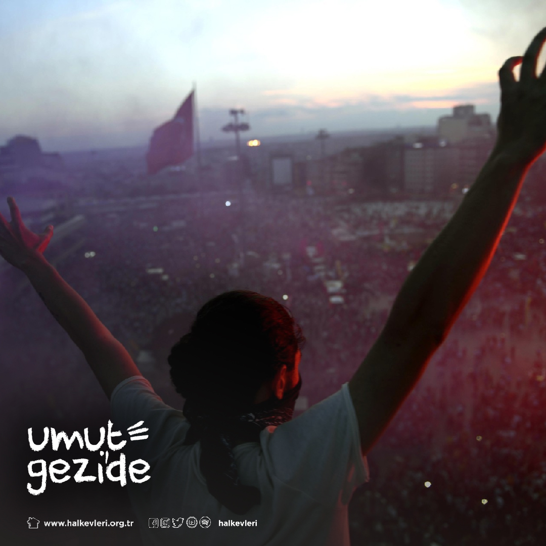 10. yılında umut hala Gezi'de

Gezi, zulme karşı direnirken yeni bir ülke kurmanın yoludur. Park forumlarıdır, dayanışmadır, birbirimize sahip çıkmaktır.

Gezi fikri, halk egemenliği fikridir.

 #GeziyiSavunuyoruz 
#Gezi10Yaşında
