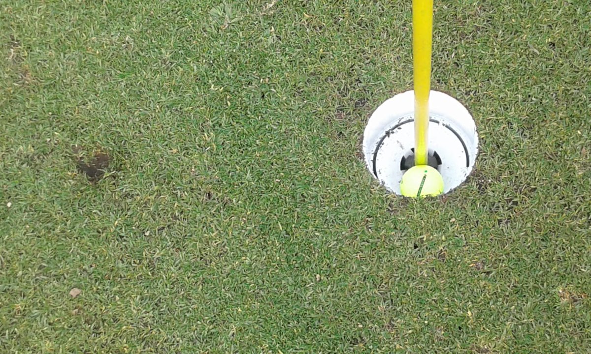SANDF_ZA's tweet photo. Colonel Nigel Dick on the 5th hole at Port Shepstone Country Club with his "hole in one" during the first day of the SA National Defence Force Golf Championship.
#SANDF
#SAMilitarySports
#SANDFGolf https://t.co/jopcLzhsWH