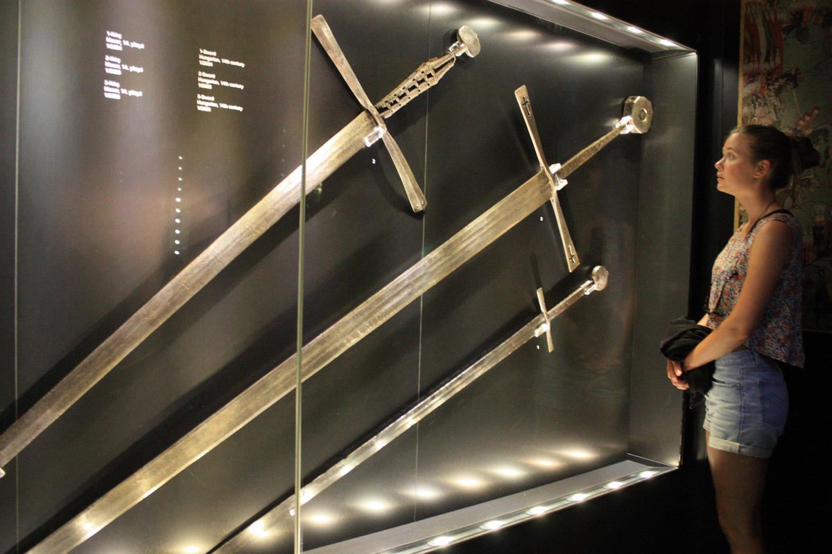 HistoireOdyssee's tweet photo. Cette photographie d'un touriste montre une collection de trois épées longues hongroises du XIVe siècle.

Provenant du musée du palais de Topkapı en Turquie, ces objets — hors-normes — sont très probablement des épées dites de procession. 1/3 https://t.co/QT1bzyroez