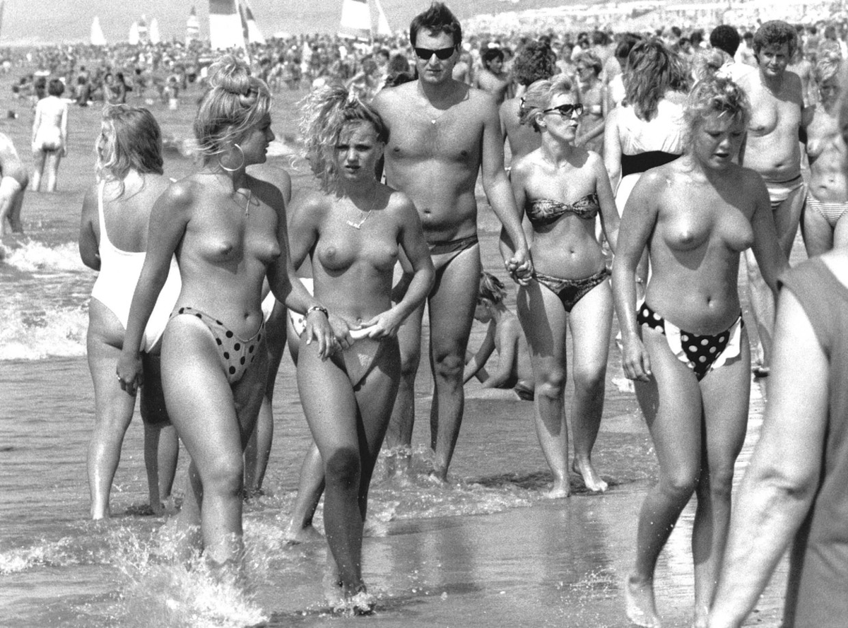 verstrepen's tweet photo. Even duiden, ik ben opgegroeid in deze tijd en dit was normaal aan het strand. En nu 30 jaar later is dit 'een probleem'. Onze samenleving is er duidelijk niet vooruit op gegaan.. #JustSaying https://t.co/G8pP0ca1dC