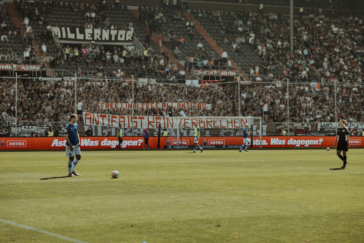 UltraFCSP2002's tweet image. "FREE LINA! FREE ALL ANTIFAS"
"ANTIFA IST KEIN VERBRECHEN"
#fcsp #fcspksc #FreeLina 

📢Demo zu der Urteilsverkündung 
🗓 Heute (31.05)
⏰️ 20:00
📌 Rote Flora