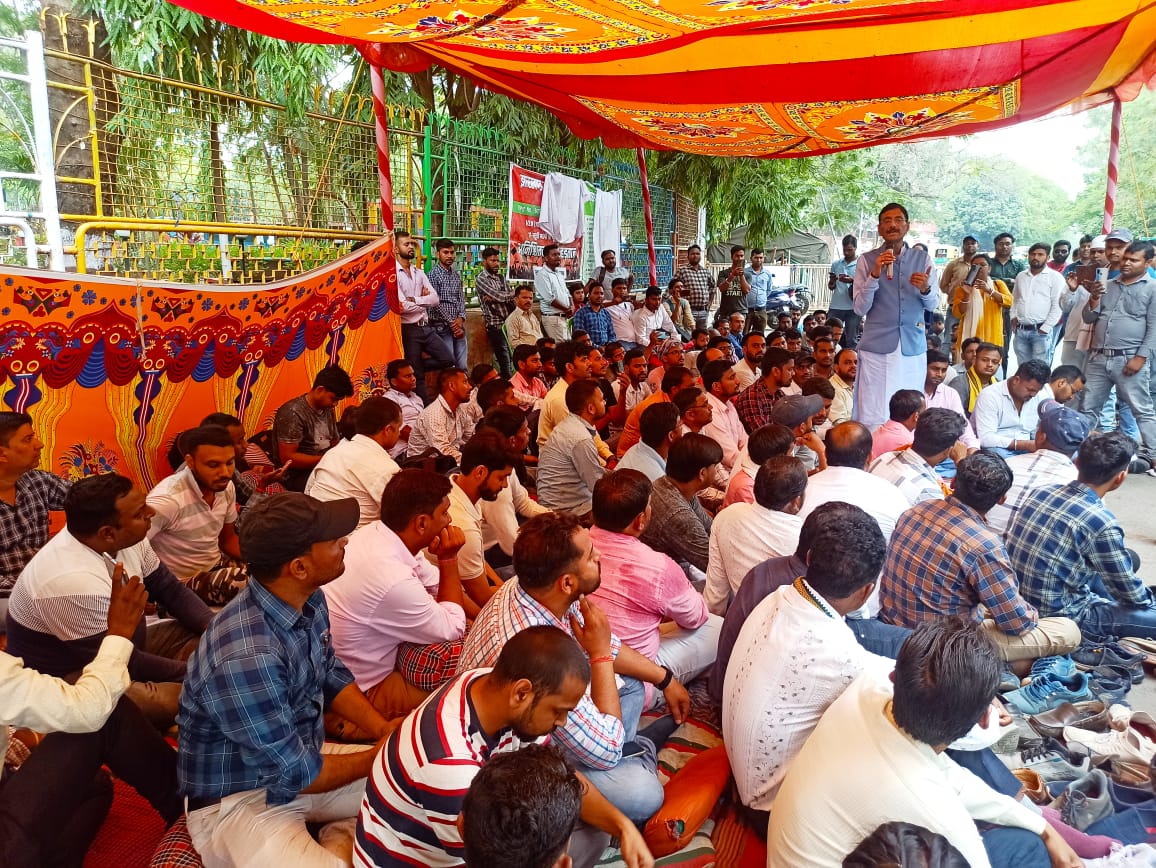 SethSanjayMP's tweet photo. 4 साल तक अपनी सेवा दे चुके सर्व शिक्षा अभियान से जुड़े आउटसोर्सिंग कर्मियों को सरकार हटा रही है। अपनी मांगों को लेकर ये आंदोलनरत हैं। झारखण्ड शिक्षण कर्मचारी संघ के बैनर तले चल रहे धरना में शामिल हो, इन्हें अपना समर्थन दिया। राज्य सरकार इनका समायोजन सुनिश्चित करे। @JharkhandCMO https://t.co/Qo3dhk6FEy