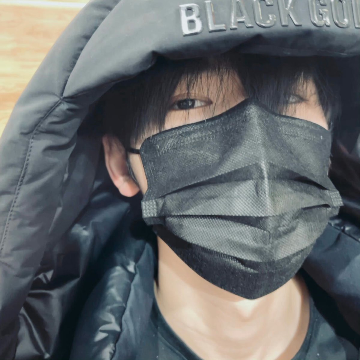 Yueshen33's tweet photo. 特别想趴在宋亚轩跨间给他口交的瞬间。在拍摄结束的大巴里，录音棚里，休息间里，跪在地上被他抓着头发操嘴，努力地含着他的鸡巴舔，他除了粗喘之外不说任何话，垂下眼睛淡淡地扫一眼我就高潮了。 https://t.co/758zFJkhel