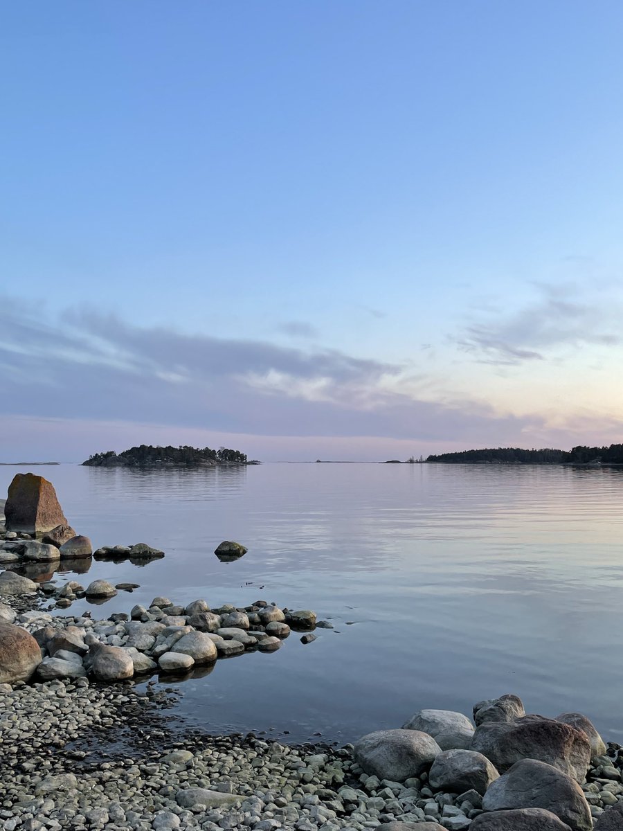 Omalla kotisaarella parasta on meri ja luonto. Välillä meidänkin perheessä sattuu ja tapahtuu, vaikka asummekin #onnellistensaari. 😅Silloin on hyvä, että on #elämänturva kunnossa! 💙 #lähitapiola #elämänturvalähettiläs 🌟