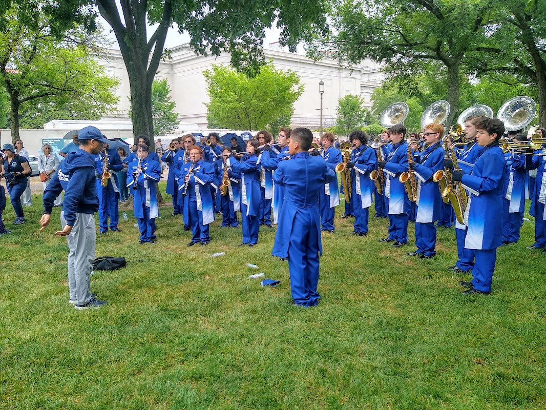 Saugus High Marching Centurions shine in rainy Memorial Day parade. #MemorialDay2023 #WashingtonDC #saugushigh #band #parade 

 signalscv.com/2023/05/saugus…