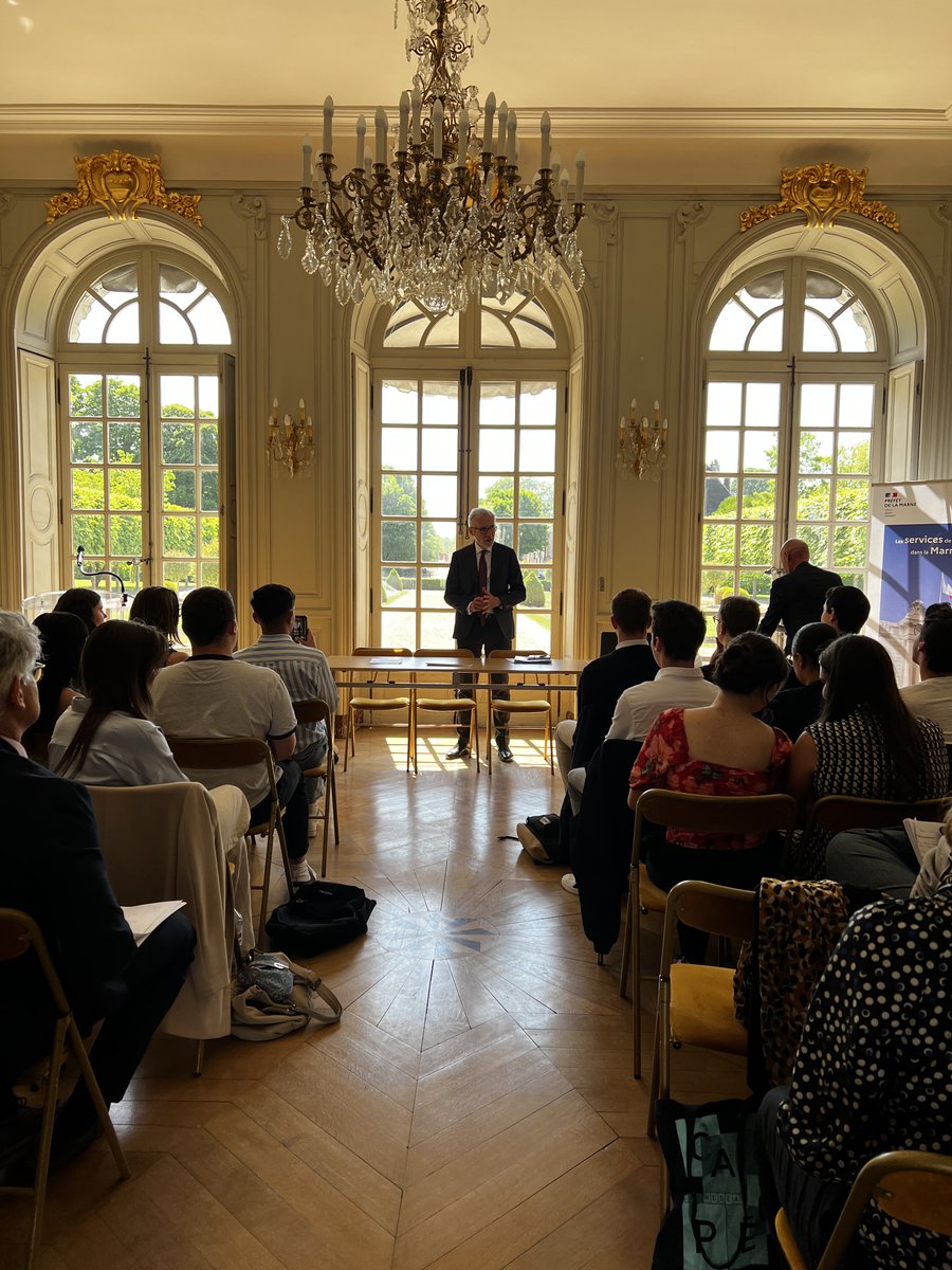 Prefet51's tweet image. #Engagement #CAVL
Hier après-midi, le préfet Henri Prévost a remis aux élus sortants de l' @AcReims  faisant partie du comité académique à la vie lycéenne le diplôme de l'engagement citoyen.
🎯Valoriser l'engagement de ces jeunes au service de la collectivité et de la Cité.