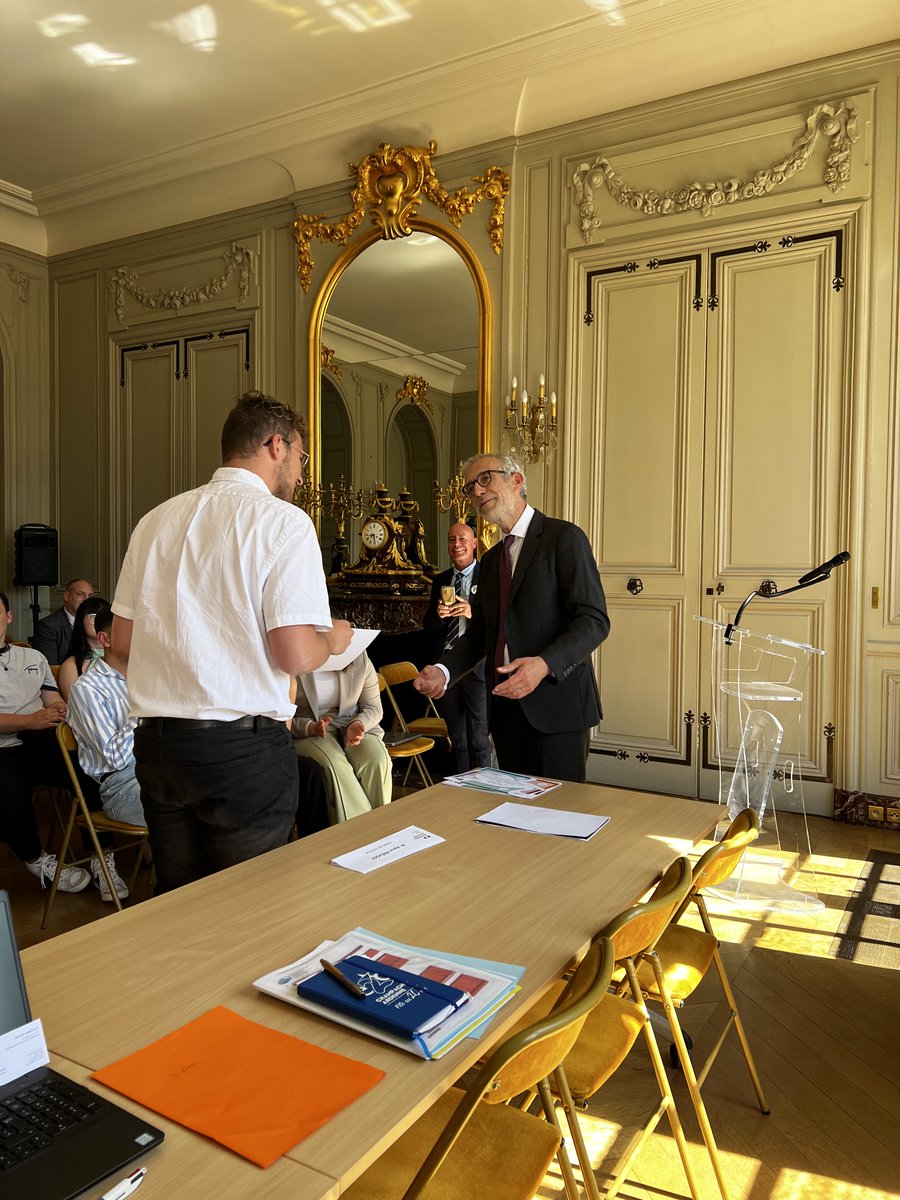 Prefet51's tweet image. #Engagement #CAVL
Hier après-midi, le préfet Henri Prévost a remis aux élus sortants de l' @AcReims  faisant partie du comité académique à la vie lycéenne le diplôme de l'engagement citoyen.
🎯Valoriser l'engagement de ces jeunes au service de la collectivité et de la Cité.