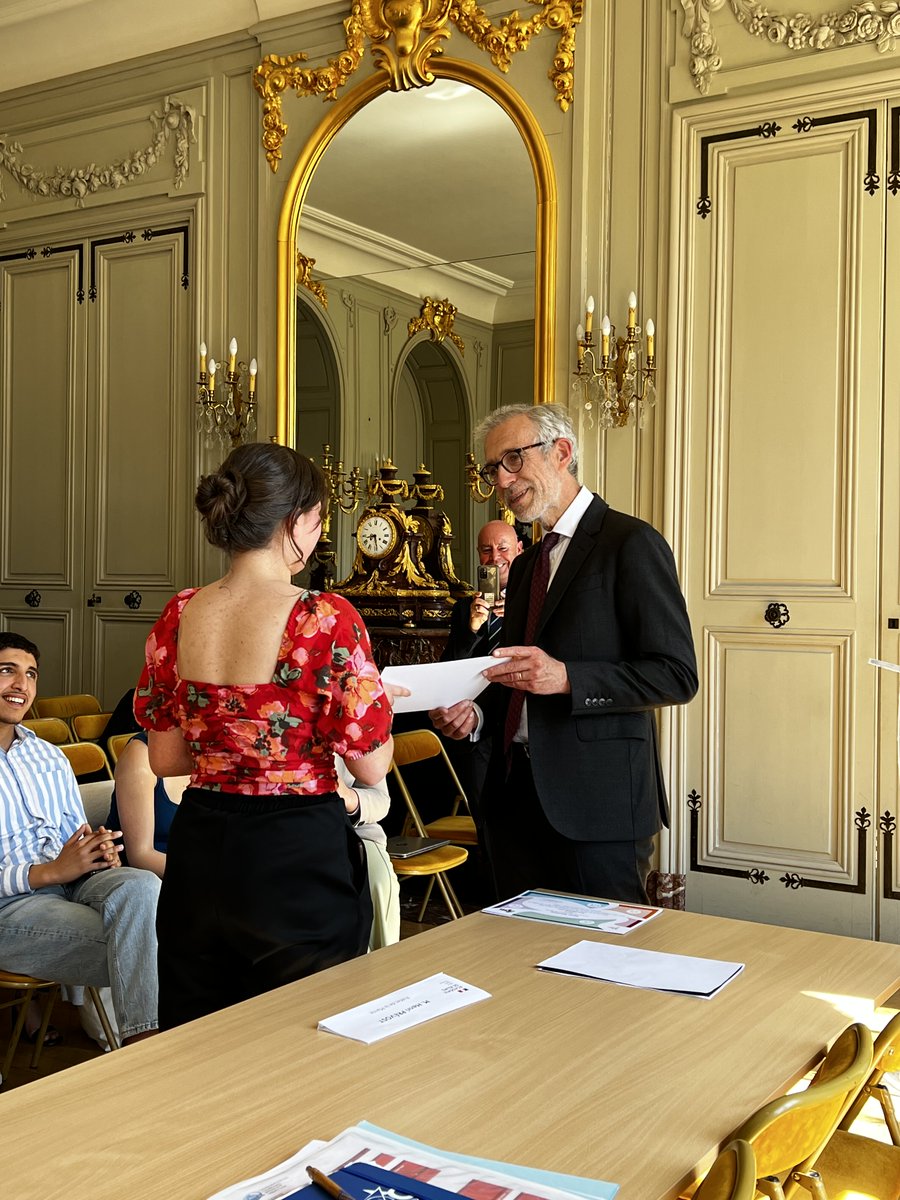 Prefet51's tweet image. #Engagement #CAVL
Hier après-midi, le préfet Henri Prévost a remis aux élus sortants de l' @AcReims  faisant partie du comité académique à la vie lycéenne le diplôme de l'engagement citoyen.
🎯Valoriser l'engagement de ces jeunes au service de la collectivité et de la Cité.