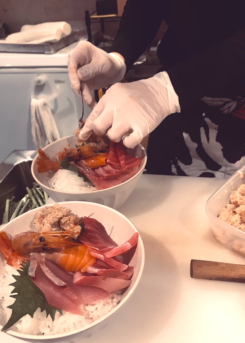 uosho0715's tweet photo. こんにちは🌸

魚翔 ランチです🐟

本日も生しらす入荷してます🐟✨️

☆本日の選べる3点ランチ

☆刺身2種盛り
☆生しらす
☆炙り漬け鮪
☆白身フライ
☆カレーコロッケ
☆めかぶ冷奴
☆ハンバーグおろしポン酢
☆カニカマサラダ
☆大根さつま揚げ煮物

ご来店お待ちしております😊
#魚翔 #ランチ https://t.co/AnTpRX9DNx