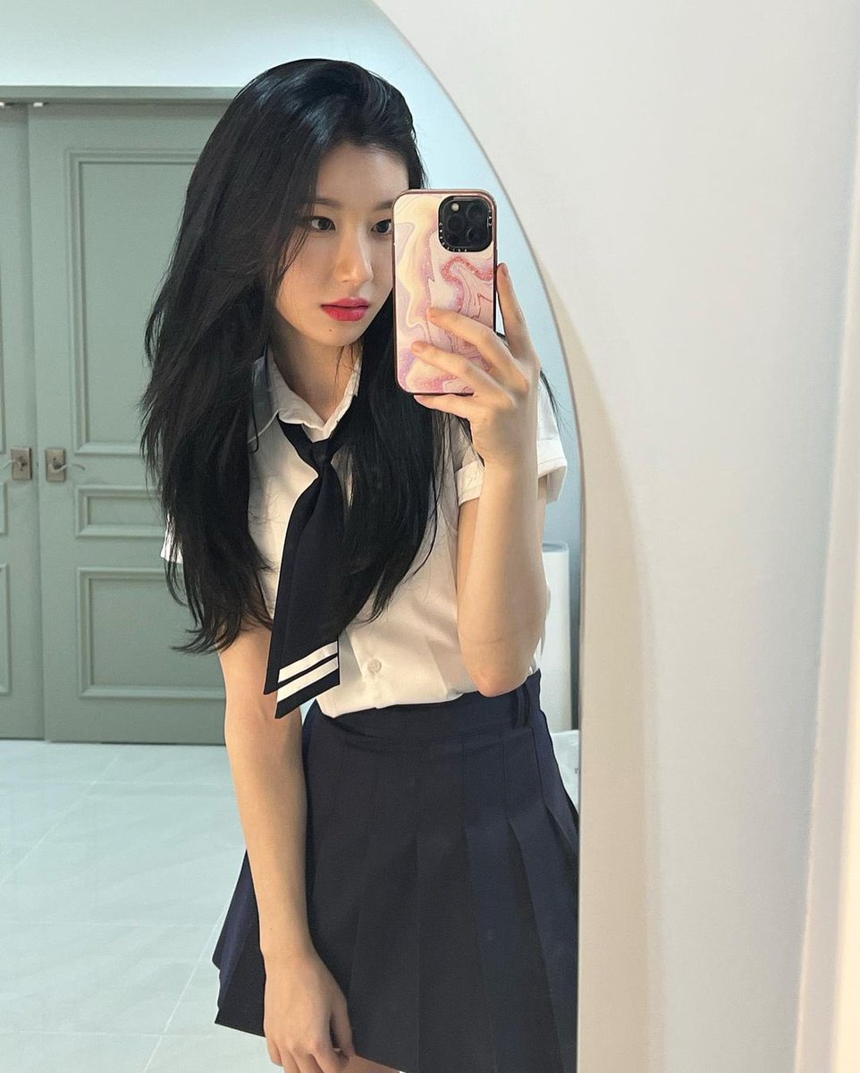 monchaerry's tweet photo. Guess who’s feeling nostalgic because of this kind of outfit? Not to mention that my favorite songs from when I was in high school were playing out of nowhere; it’s like I’m back in the good old days. https://t.co/KRZSddnlwj