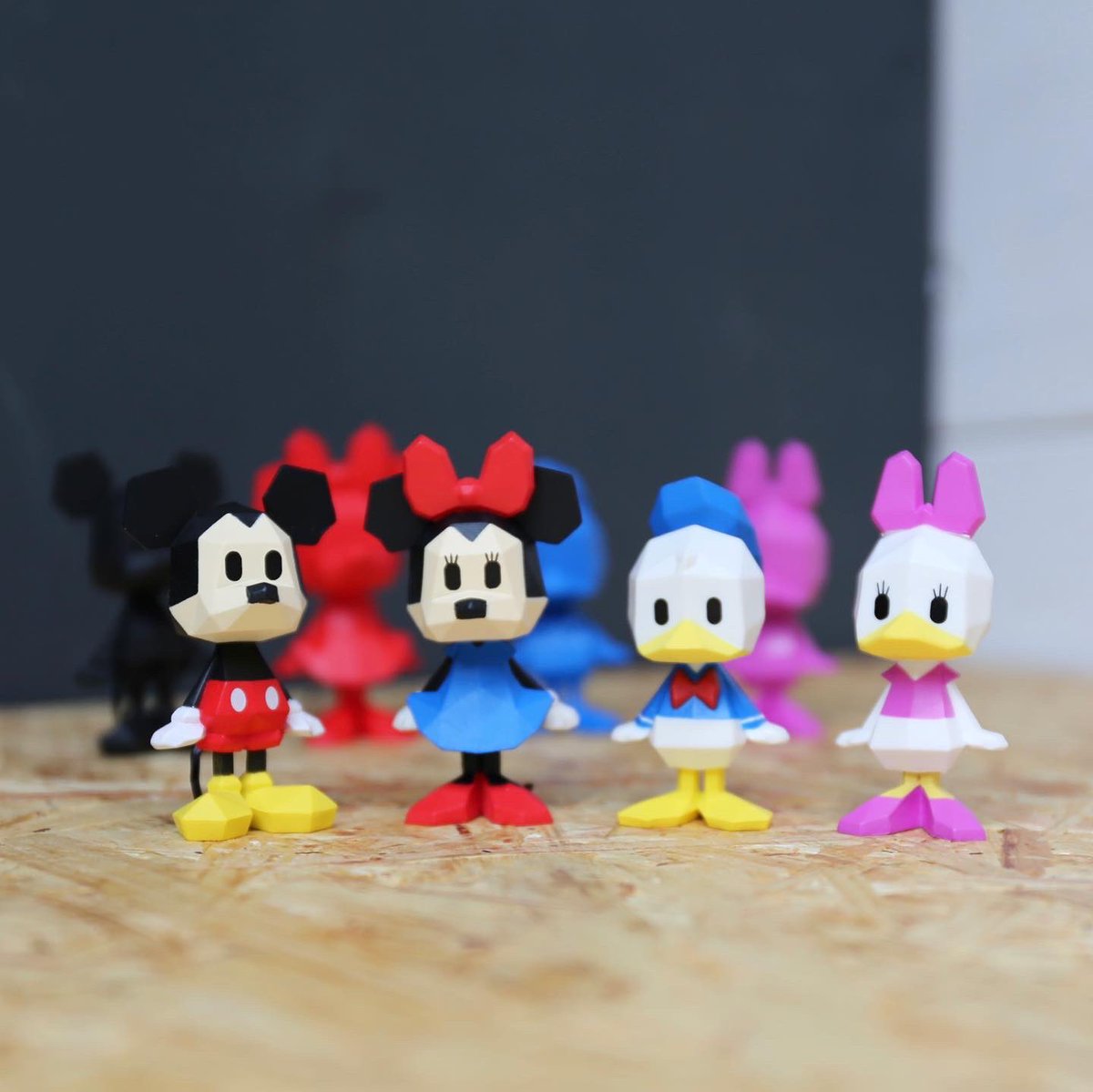 bog_craft's tweet photo. ⁡bog craftがデザイン、製作協力KAKUGACHA ミッキー&amp;フレンズ ガチャが発売になりました。
⁡
ミッキーマウス、ミニーマウス、ドナルドダック、デイジーダックをKAKUKAKUフォルムに。
⁡
売場で見かけたら是非回してください！
⁡
#bogcraft #kakukaku #kakugacha #ガチャ #ボグクラフト #カクカク https://t.co/YUzXrg5UGY