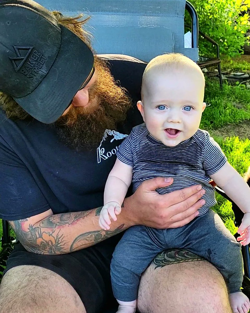 Savaged43's tweet photo. Them baby blues. https://t.co/djMFI4wCIw