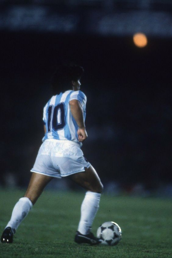 ¿Vos decís que el 10 anda bien?

Copa América en Brasil, 1989.

#DiegoEterno