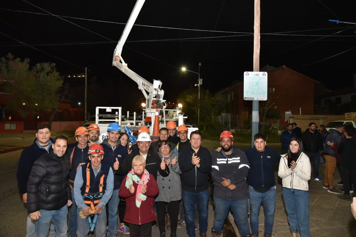 Iluminando Villa Farrell 🔋. Ya queda poco para completar la ciudad con toda la nueva luminaria led.
Seguimos iluminando Neuquén✨
#calf #calfconvos  #masenergiaparaneuquen
