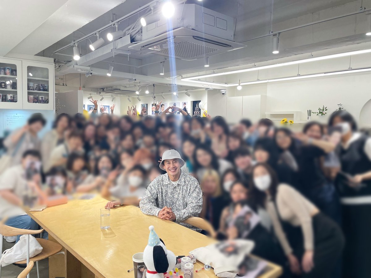 HHD740530's tweet photo. ✨단체사진 공개✨

소속사로부터 전달받은 단체사진을 공개합니다!
(초상권 이슈로 배우님을 제외한 분들은 블러 처리하였습니다.)

바쁘신 와중에도 생일 카페를 방문해 주셔서 감사합니다🙇🏻‍♀️🙇🏻‍♀️ https://t.co/HiRloY1uoc