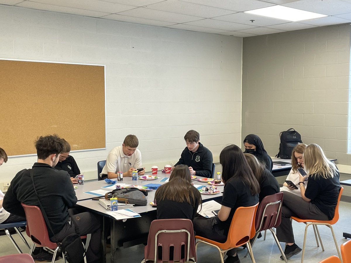 StPaulCSS1's tweet photo. Our @StPaulCSS1 ELL students gathered today to celebrate their many achievements & friendships developed through our #ConversationClub. Thank you to our #STP staff, @BBBSPeelYork & @MyDBNC for supporting our #Wolverines this school year. #CommunityPartners #EverythingWithHeart💚 https://t.co/yBbQv4rcwE