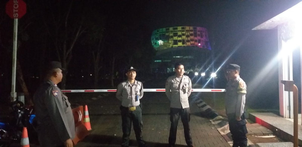 Humaspolsekcib2's tweet photo. Unit patroli polsek cibogo tidak bosan bosanya mengingatkan kepada scurity obvit yg jaga hari itu untuk selalu waspada dan kontrol aset dalam interpal waktu yg telah tetapkan oleh perusahaan. https://t.co/tKDzTjrE23