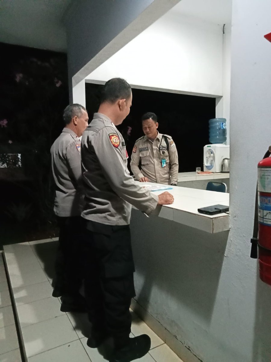 Humaspolsekcib2's tweet photo. Unit patroli polsek cibogo tidak bosan bosanya mengingatkan kepada Scurity Pt.Dahana yg jaga hari itu untuk selalu waspada dan kontrol aset dalam interpal waktu yg telah tetapkan. https://t.co/8dwqTXY1nM