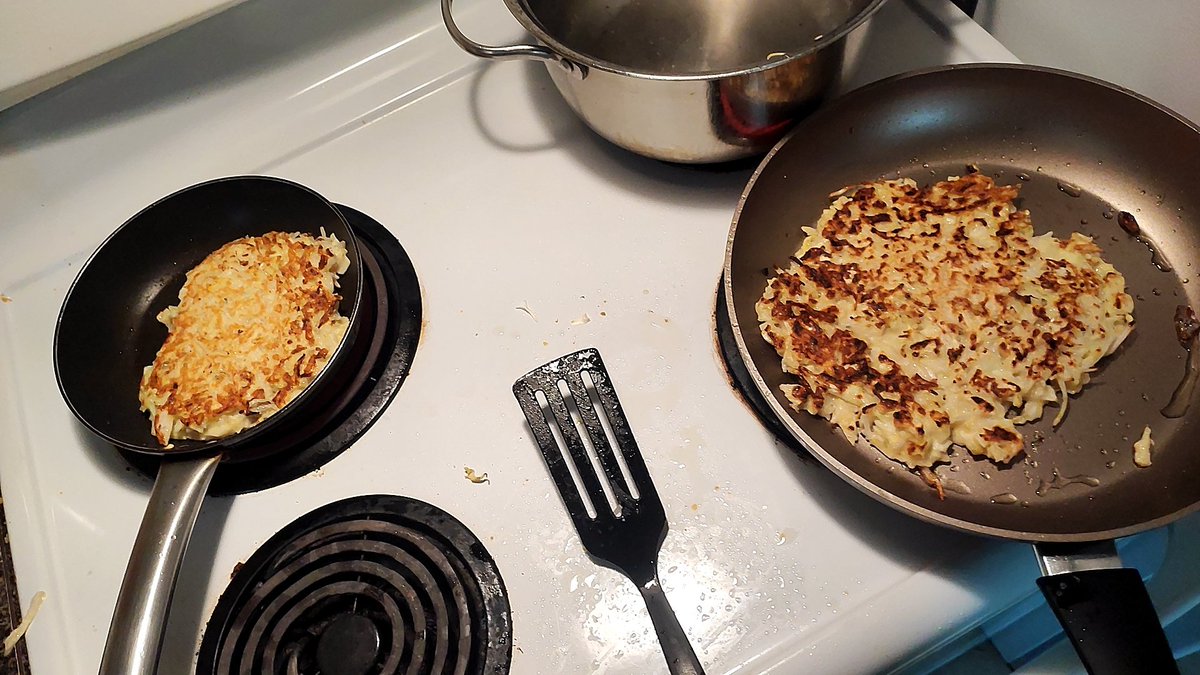 お好み焼きって意外と？安いし、栄養も結構とれるのでおすすめっ！！
多分今日6枚くらい焼いて、ちゃんと計算してないけど5ドルくらいだったと思う🤔
キャベツ4分の一かさ増し用のもやし一袋
小麦　卵　だし　水　マヨネーズとソースかな？🤔