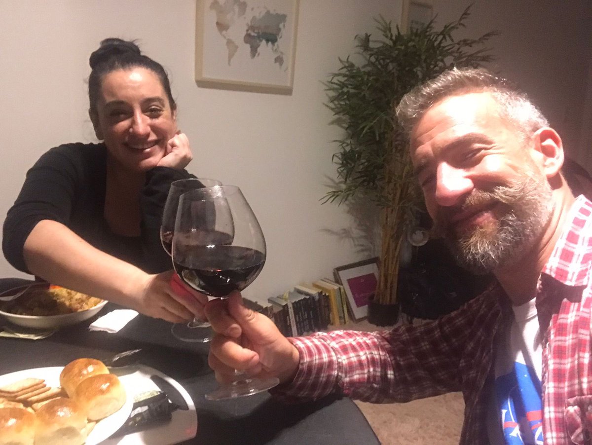 Gracias amigo por compartir esta cena post cumple conmigo!!! Sabés que te adoro!!! Nos merecemos un bronceado en Barcelona como en viejas épocas!!!
#CenaEnCasa #PostCumpleaños #AmigosLeales