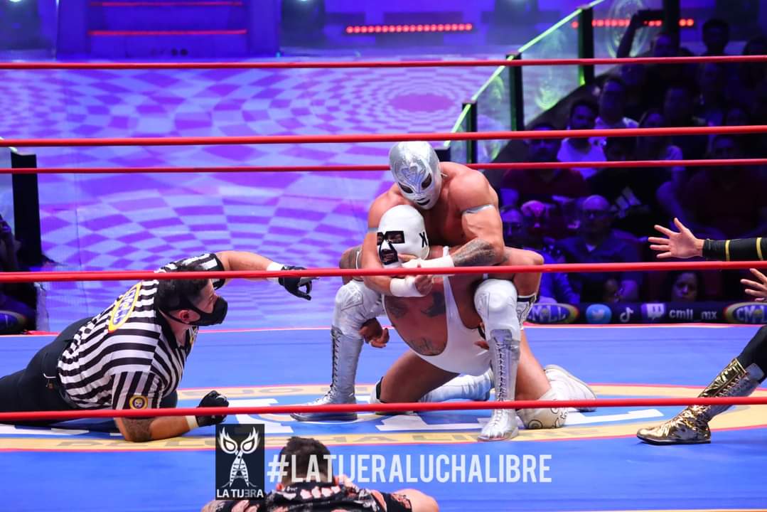 LaTijeraLucha's tweet photo. Los #FisicoculturistasDelRing se llevan la segunda lucha #MartesDeArenaMexico ante #LaOlaInquisidora;a pesar de los golpes y rudeza de #Inquisidor #HermanoKaronteI y #HermanoKaronteII,la experiencia y versatilidad de #OroJr, #Astral y #Diamond fue superior...
#latijeraluchalibre https://t.co/mZFhds988g